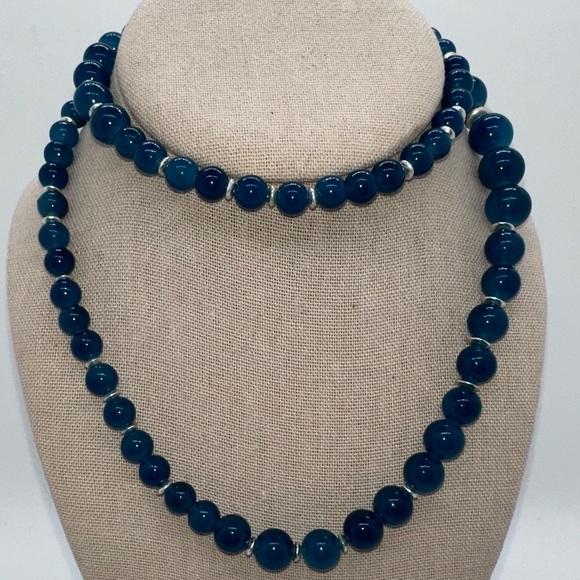 Vintage blue and silver tone glass beaded necklace - Picture 2 of 9